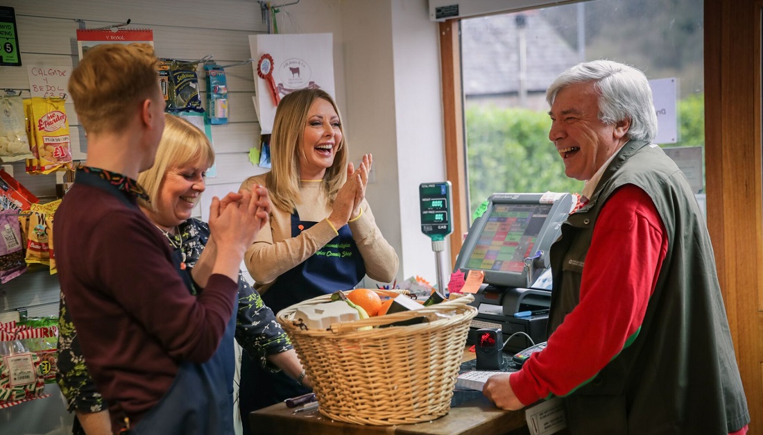 Selebs yn mynd ar daith i ddysgu Cymraeg