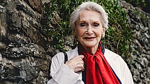 Sian Phillips yn 90