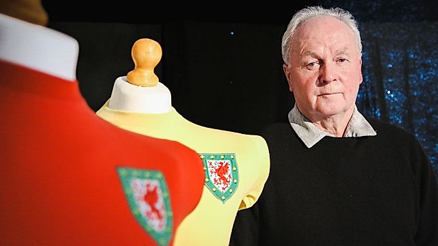 Ffwtbol a Fflêrs: Cofio Arwyr `76