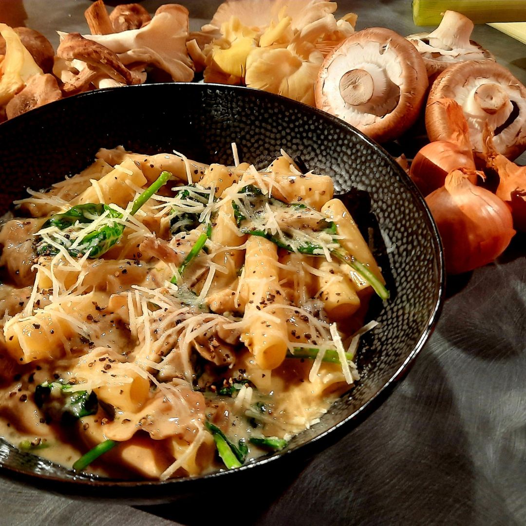 Garlic and mushroom pasta
