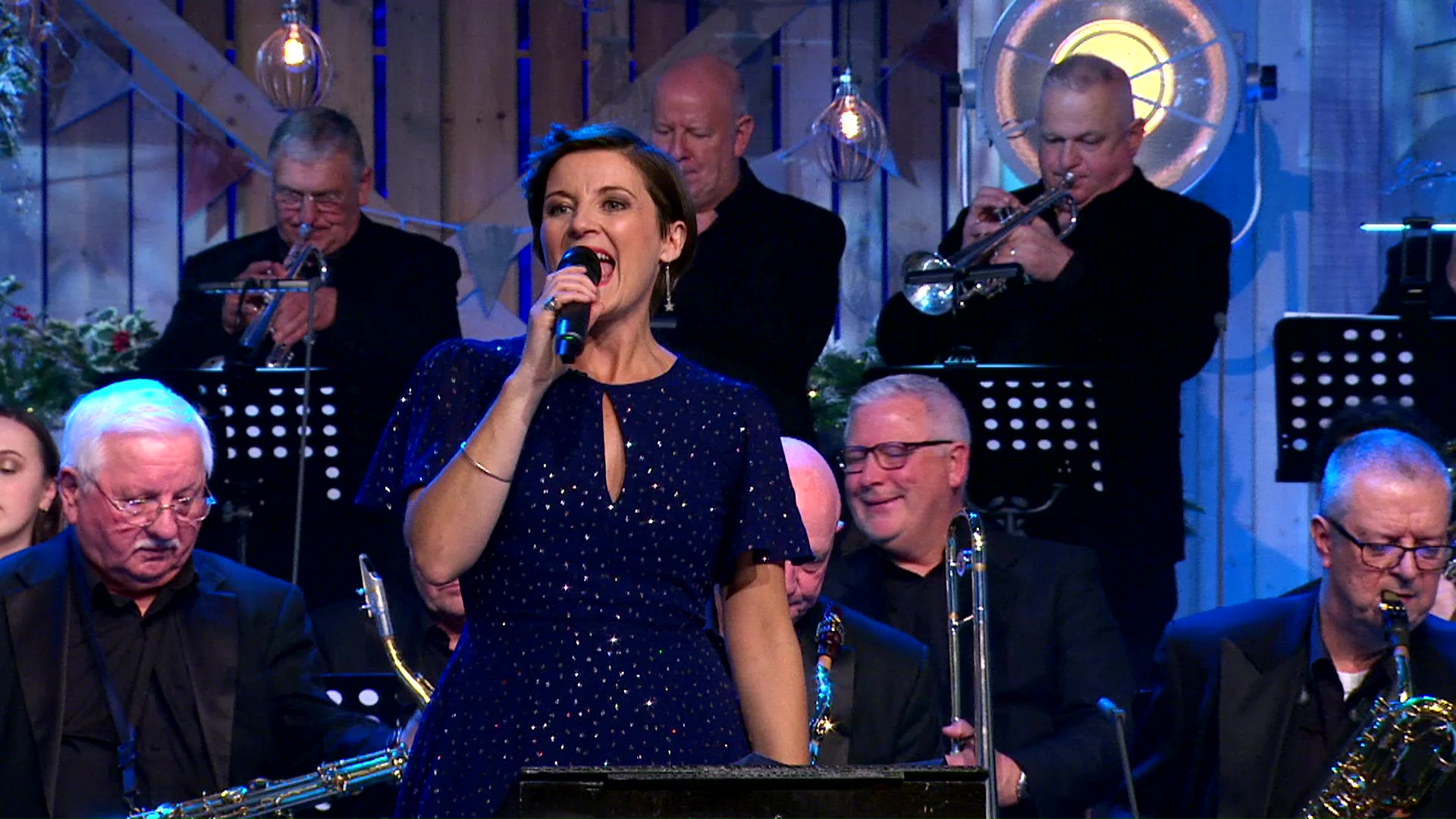 DB Big Band a Clare Hingott - Cerdded Gyda'n Gilydd Fel Erioed